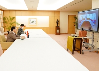 日アンゴラ外相テレビ会談の様子
