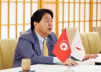 オスマン・ジェランディ・チュニジア外務・移民・在外チュニジア人大臣に語り掛ける林外務大臣の様子