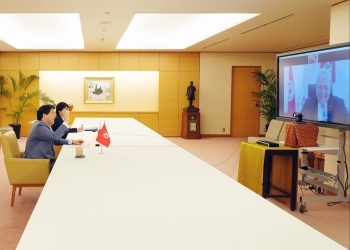 日・チュニジア外相テレビ会談が行われている様子