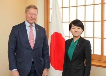 表敬を前に共に記念撮影を行う鈴木外務副大臣とセス・バークレーGavi事務局長