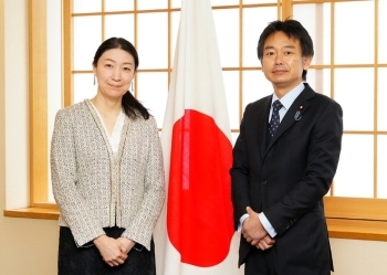 塚原月子株式会社カレイディスト代表取締役と上杉謙太郎外務大臣政務官