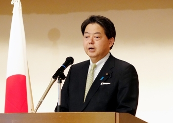 入省式で挨拶する林外務大臣