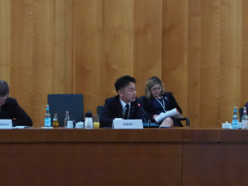 会合でスピーチする上杉外務大臣政務官
