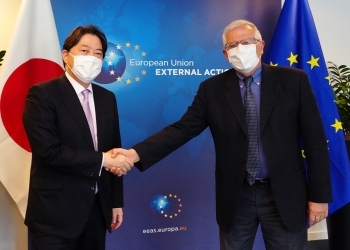 会談を前にEU外務・安全保障政策上級代表と握手し、記念撮影に応じる林外務大臣の様子