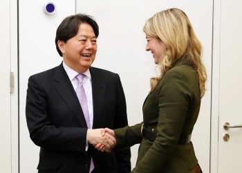 メラニー・ジョリー・カナダ外務大臣と会談前に握手を交わす林外務大臣の様子
