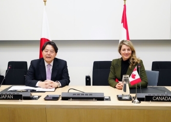 日カナダ外相会談が行われる前に並んで座っている両外相の様子