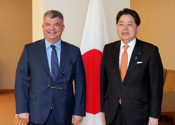 正面を向き、ドランガ駐日ルーマニア大使との記念撮影に応じる、林外務大臣の様子