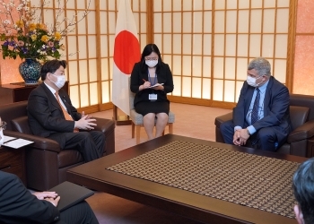 ドランガ駐日ルーマニア大使による林外務大臣への表敬の様子(会談形式)