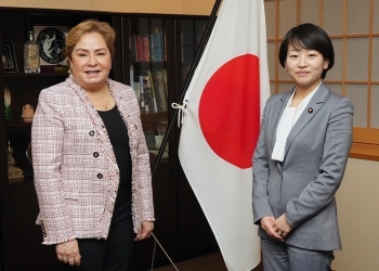 エスピノサ事務局長と記念撮影する鈴木外務副大臣