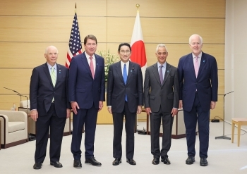 岸田総理大臣とハガティ米国連邦上院議員一行による記念撮影の様子(集合写真)