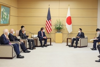 ハガティ米国連邦上院議員一行による岸田総理大臣表敬の様子(会談形式)