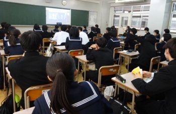 (写真2)石川県立七尾高等学校でのオンライン(リモート)講座の様子