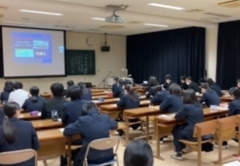 (写真2)福岡県立嘉穂東高等学校でのオンライン(リモート)講座の様子
