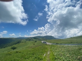 (写真4)青い空と緑の草原の写真