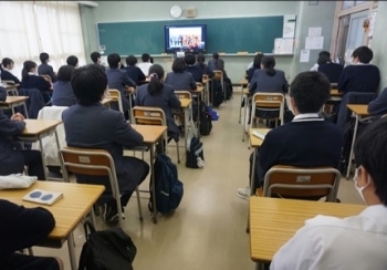 (写真1)モニターに映る在シドニー日本国総領事館の猪狩壮一領事を講師とするオンライン(リモート)高校講座を見ている神奈川県立元石川高等学校の生徒さんの様子