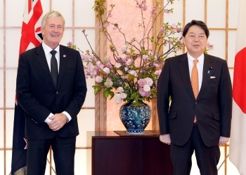 会談を前に記念撮影を行う、オコナー・ニュージーランド貿易・輸出振興担当大臣と林外務大臣