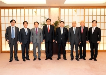 会談を前に、林外務大臣と記念撮影を行う韓日政策協議代表団の様子