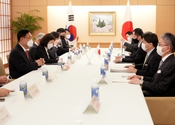 韓日政策協議代表団と林外務大臣が協議を行っている様子