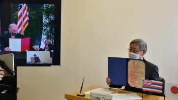 (写真1)両首長がモニター越しに宣言書を見せ合う様子