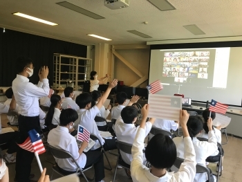 (写真2)モニターに映るリベリアパラ選手団の方々とのオンライン交流の様子