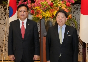 韓日政策協議代表団団長の鄭鎮碩国会副議長との記念撮影に臨む、林外務大臣の様子