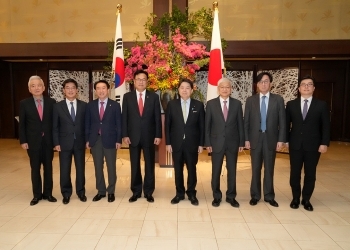 韓日政策協議代表団との記念撮影に臨む、林外務大臣の様子
