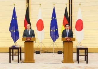 共同記者会見を行う日独両首脳の様子