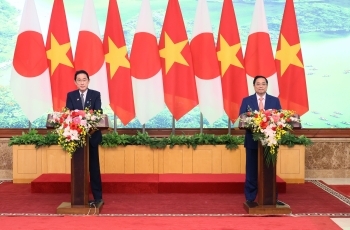 共同記者発表に臨む、岸田総理大臣とチン・ベトナム首相の様子