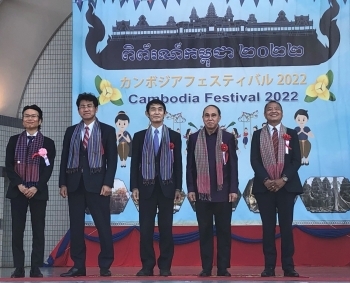 カンボジアフェスタのステージに登壇している、三宅外務大臣政務官(左から2番目)の様子