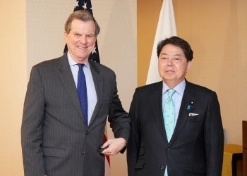 林外務大臣とハリス米国ユダヤ人委員会理事長による記念撮影の様子
