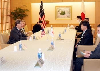 ハリス米国ユダヤ人委員会理事長による林大臣表敬の様子(会談形式)