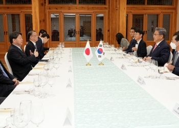 林外務大臣と朴振(パク・チン)外交部長菅候補が会談を行っている様子