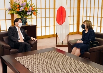 カトラー氏による林外務大臣表敬の様子(会談形式)