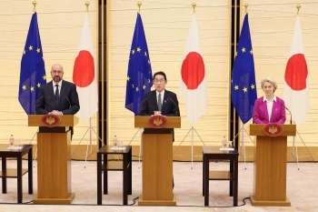 ミシェル欧州理事会議長(写真左)、岸田総理大臣(写真中央)、及びライエン欧州委員会委員長(写真右)による、共同記者発表の様子