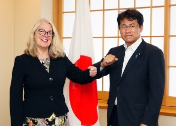 意見交換を前に、肘タッチをしながら記念撮影を行う三宅外務大臣政務官と駐日オーストラリア大使の様子