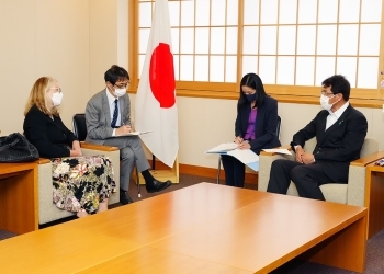 三宅外務大臣政務官と、駐日オーストラリア大使が、意見交換を行っている様子