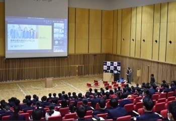 (写真2)講堂で、モニターに映し出された高校講座を見ている兵庫県東洋大学附属姫路高等学校の生徒さんの様子