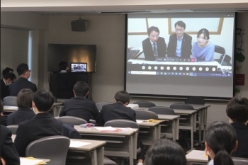 (写真2)モニターに映し出された在広州日本国総領事館の古屋健領事とそのほかのスタッフの様子