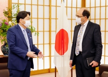 向かい合い、会話を交わす、林外務大臣とエモット国際問題戦略研究所理事長の様子