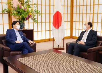 エモット国際問題戦略研究所(IISS)理事長による林外務大臣表敬の様子(会談形式)