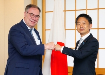 正面を向き、グータッチを交わす、上杉外務大臣政務官とテネチェジウ駐日アルバニア大使の様子