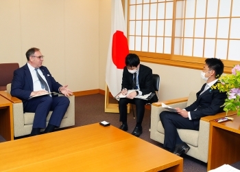 テネチェジウ駐日アルバニア大使による上杉外務大臣政務官への表敬の様子(会談形式)