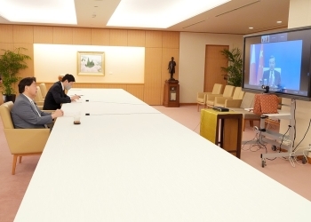 林外務大臣が、王毅(おう・き)中国国務委員兼外交部長との間で、テレビ会談を行っている様子