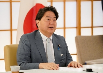 王毅(おう・き)中国国務委員兼外交部長に語りかけている林外務大臣の様子