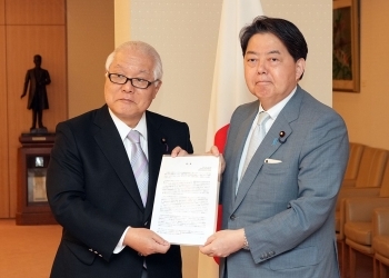 提言を手にして記念撮影に応じる、武見自由民主党国際保健戦略特別委員会委員長と林外務大臣の様子