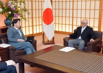 武見自由民主党国際保健戦略特別委員会委員長と会談を行う林外務大臣の様子