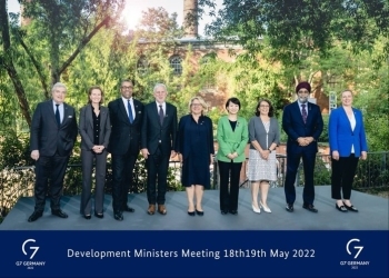 G7開発大臣会合の出席者による記念撮影の様子