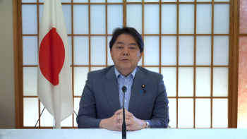 ビデオメッセージを発出する林外務大臣
