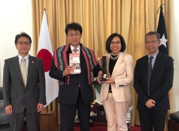 マグノ外務・協力大臣との意見交換の前に、記念撮影に応じる三宅外務大臣政務官の様子