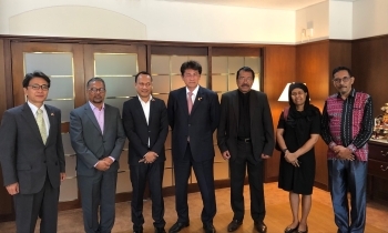 東ティモール・日本友好議連との懇談を前に、記念撮影を行う同国議員と三宅外務大臣政務官の様子